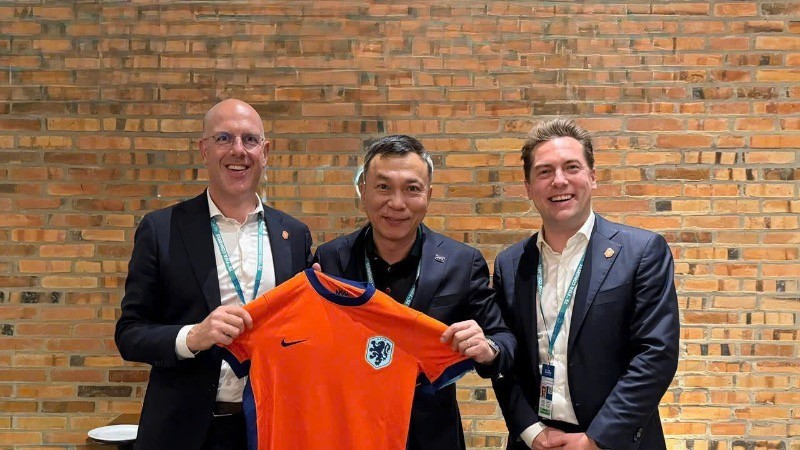 El presidente de la VFF, Tran Quoc Tuan (centro), y el secretario general de la Federación de Fútbol de Países Bajos, ​​Gijs de Jong (izquierda).