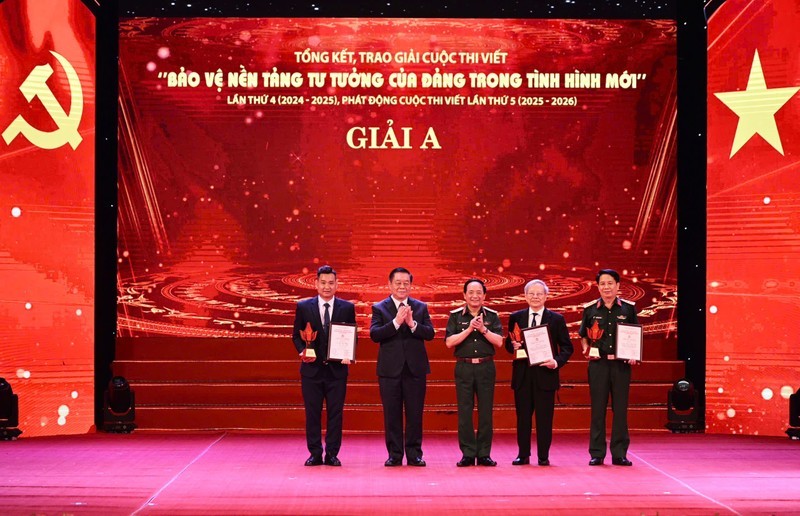 El miembro del Buró Político, secretario del PCV y jefe de su Comisión de Propaganda y Movilización de Masas, Nguyen Trong Nghia; y el coronel general Trinh Van Quyet, jefe de la Dirección General de Política del Ejército Popular de Vietnam entregan el Premio A a los autores.