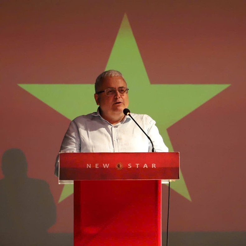 El jefe de la Comisión de Asuntos Exteriores del Partido Comunista de Grecia, Seretakis Nikos, interviene en el acto. (Foto: Embajada de Vietnam en Grecia)