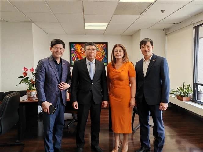 El embajador de Vietnam en México, Nguyen Van Hai (segundo de izquierda) toma una foto con la presidenta de la Comisión de Bienestar de la Cámara de Diputados de México, Ana Karina Rojo Pimentel (Foto: VNA)
