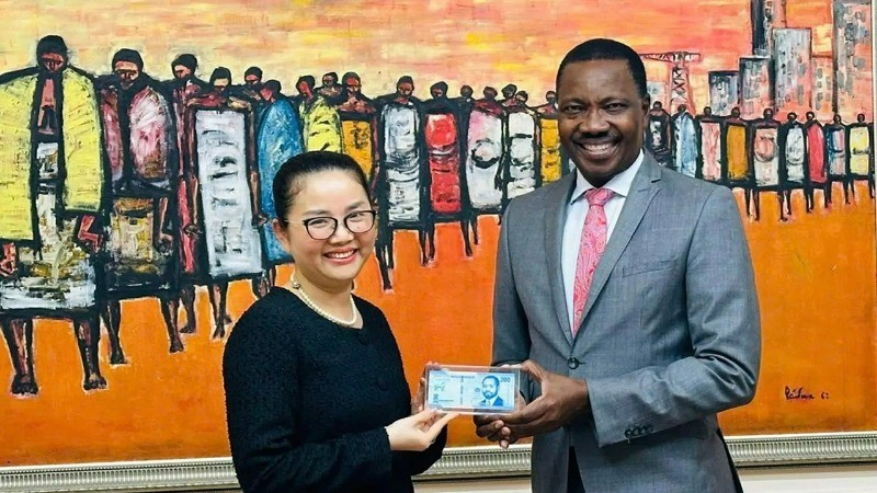 La embajadora vietnamita en Mozambique, Tran Thi Thu Thin, y el gobernador del Banco Central de Mozambique, Rogério Lucas Zandamela. (Foto: Embajada de Vietnam en Mozambique)