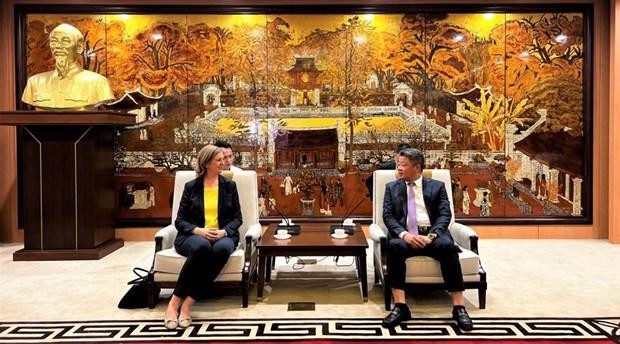 El vicepresidente del Comité Popular de Hanói Nguyen Manh Quyen recibe a la ministra para Economía, Turismo, Ciencia e Investigación del estado austriaco de Estiria, Barbara Eibinger-Miedl. (Fotografía: hanoimoi.com.vn)