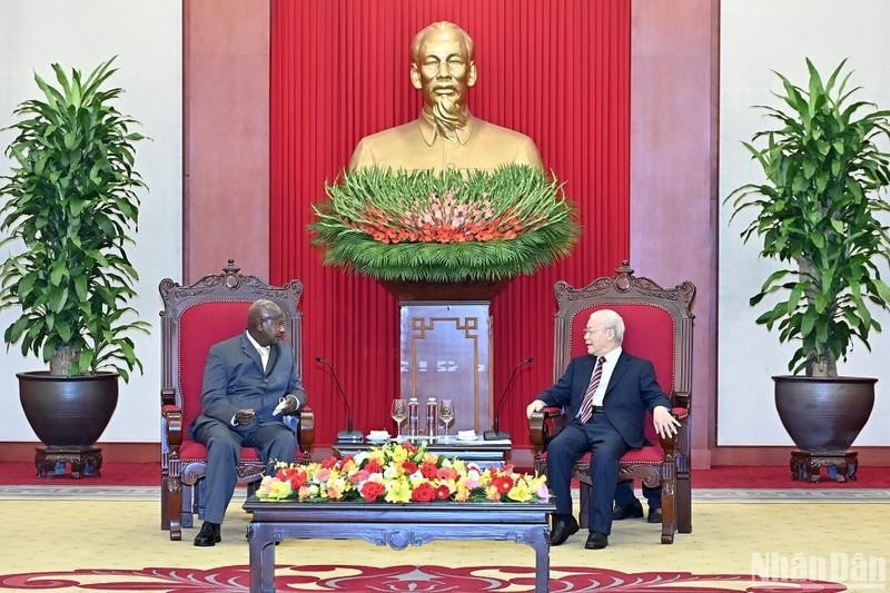 El secretario general del PCV, Nguyen Phu Trong, se reúne con Yoweri Kaguta Museveni, presidente ugandés.