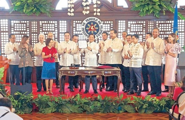 En la ceremonia de firma. (Fotografía: philstar.com)