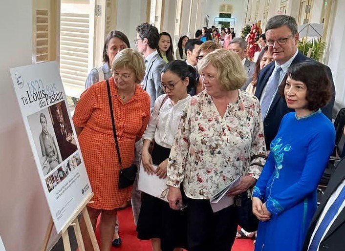 Delegados en la exposición (Fotografía: hcmcpv.org.vn)