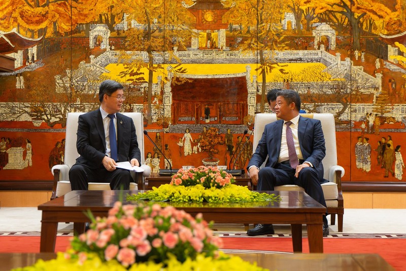 Nguyen Manh Quyen, vicepresidente del Comité Popular de Hanói (derecha), y Qin Weizhong, alcalde de Shenzhen, en el encuentro (Fotografía: hanoimoi.com.vn)