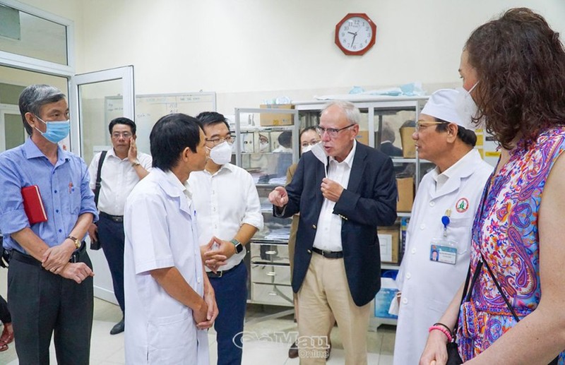 Christoph Josten, director del Hospital Universitario de Leipzig, visita el Hospital General de la provincia de Ca Mau. (Fotografía: baocamau.com.vn)