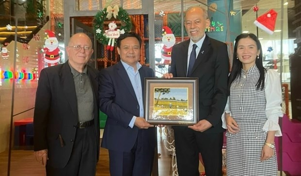 El embajador de Vietnam en Brasil, Bui Van Nghi (segundo, desde la izquierda), entrega un souvenir a Inácio Arruda, presidente de la Asociación de Amistad Brasil-Vietnam. (Fotografía: VNA)