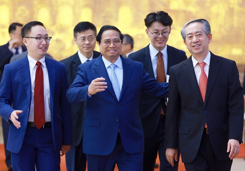 El primer ministro de Vietnam, Pham Minh Chinh, y el embajador chinoi, Xiong Bo. 