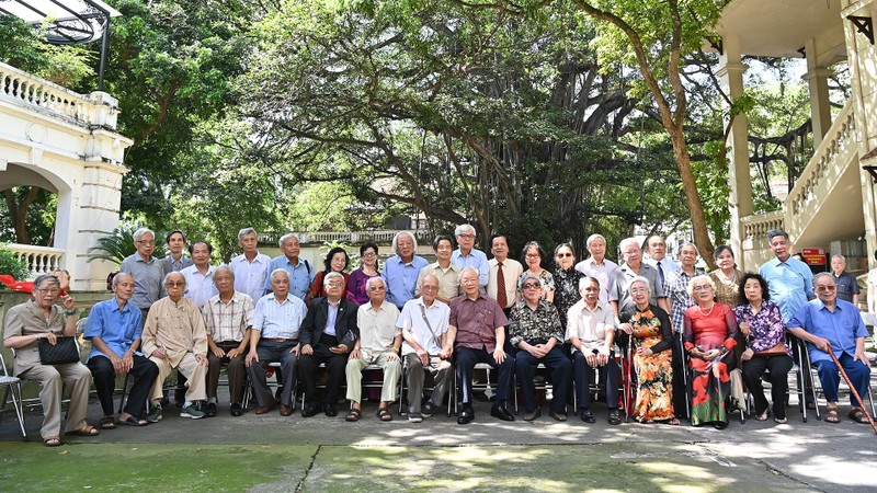 El secretario general del Partido Comunista de Vietnam (PCV), Nguyen Phu Trong, con profesores y amigos. 