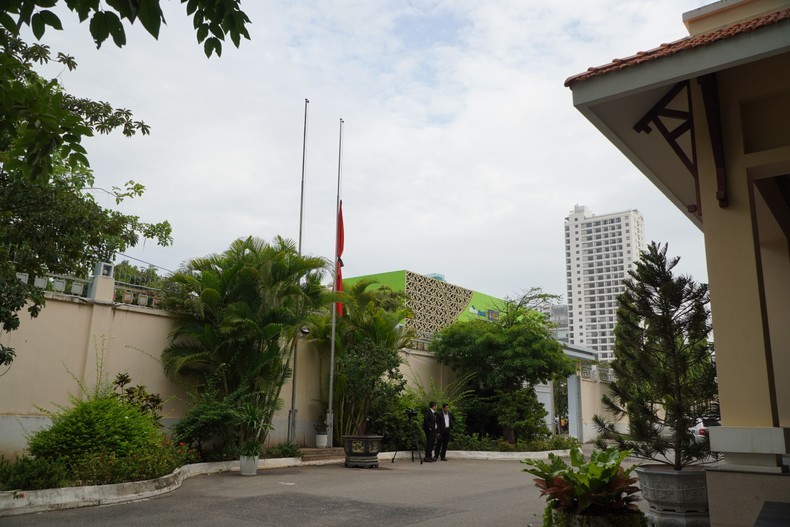 La Embajada de Vietnam en Camboya iza la bandera a media asta y celebra las exequias para rendir tributo al secretario general Nguyen Phu Trong.