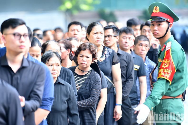 Las personas rinden homenaje póstumo al secretario general Nguyen Phu Trong.