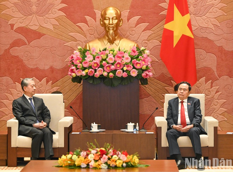 El presidente de la Asamblea Nacional de Vietnam, Tran Thanh Man, recibe al saliente embajador chino, Xiong Bo.