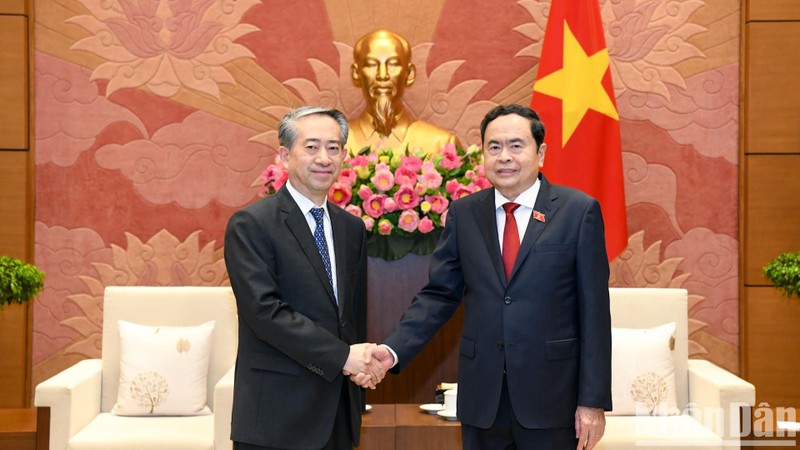 El presidente de la Asamblea Nacional de Vietnam, Tran Thanh Man, recibe al embajador de China en Hanói, Xiong Bo.