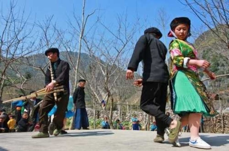 La danza de "khen" de los étnicos Mong. (Foto: dangcongsan.vn)