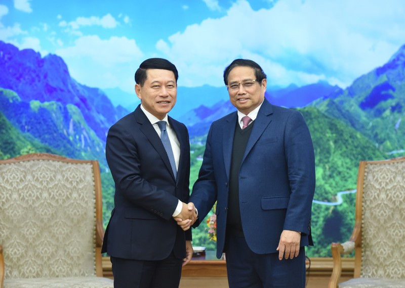 El primer ministro de Vietnam, Pham Minh Chinh, y el viceprimer ministro y canciller de Laos, Saleumxay Kommasith. (Foto: VNA)