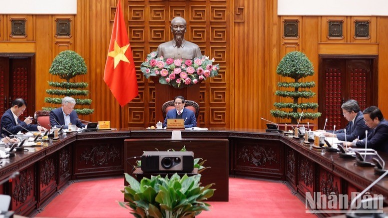 El primer ministro de Vietnam, Pham Minh Chinh, preside una reunión con los Ministerios de Defensa y de Seguridad Pública sobre la reestructuración del aparato de las dos carteras (Foto: Nhan Dan)