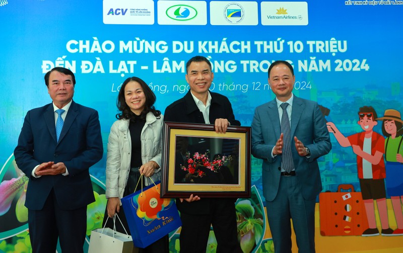 Dirigentes del Comité Popular de la provincia de Lam Dong entrega regalos al turista número 10 millones del año que llega a Da Lat - Lam Dong en 2024, Nguyen Dang Dung, procedente de Hanói. (Foto: baolamdong.vn)