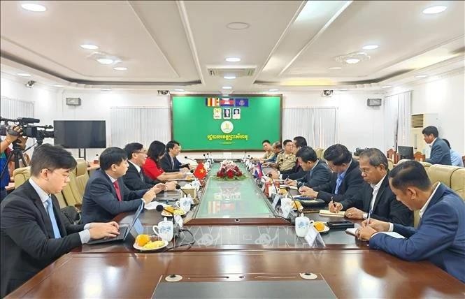 En la reunión con el gobernador de la provincia de Preah Sihanouk. (Foto: VNA)