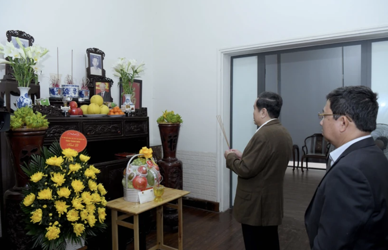 El presidente de la Asamblea Nacional, Tran Thanh Man, rinde homenaje al difunto secretario general del Partido Comunista Nguyen Phu Trong. (Foto: VNA)