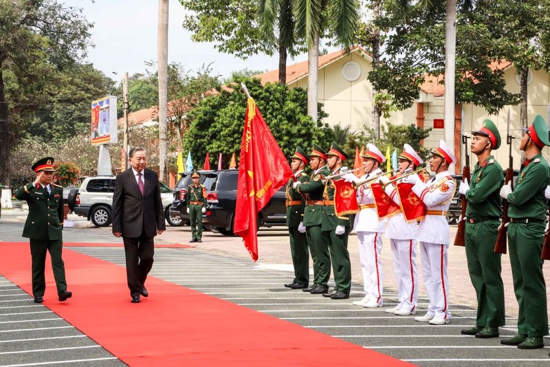 El secretario general del Partido Comunista de Vietnam, To Lam, visita Comando Militar de la provincia de Binh Duong. (Foto: baobinhduong.vn)