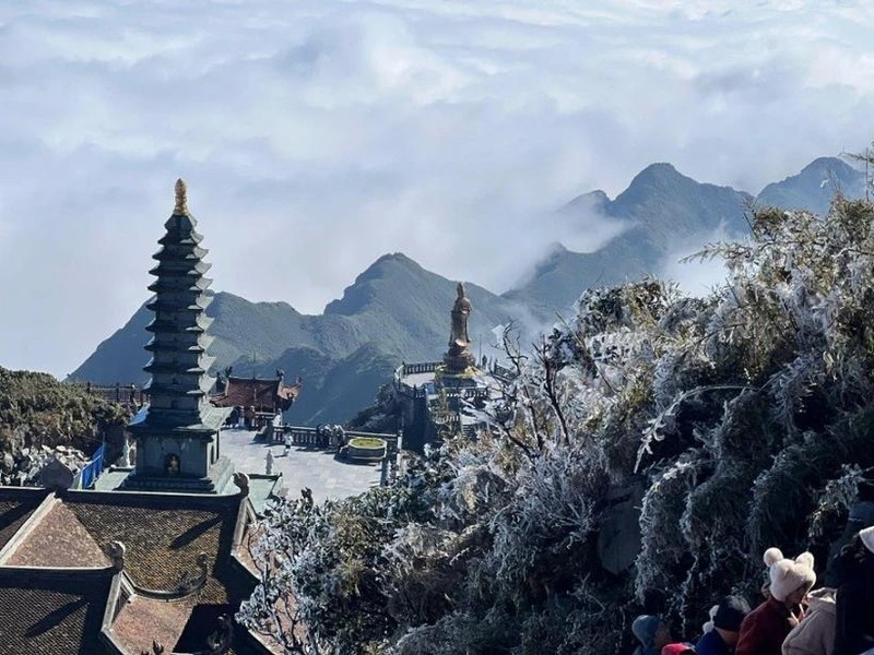 Hielo cubre la cima del Fansipan 