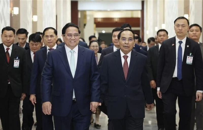 El primer ministro vietnamita, Pham Minh Chinh, (izquierdo en la primera fila) se reúne con el miembro permanente del Secretariado del Comité Central del Partido Popular Revolucionario y vicepresidente de Laos, Bounthong Chitmany. (Foto: VNA)