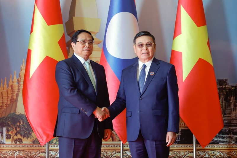 El primer ministro de Vietnam, Pham Minh Chinh, se reúne con el presidente de la Asamblea Nacional de Laos, Saysomphone Phomvihane. (Foto: VGP)