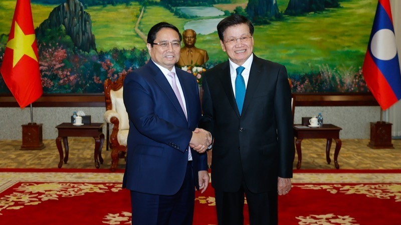 El primer ministro de Vietnam, Pham Minh Chinh (izquierda), se reúne con el secretario general del Partido Popular Revolucionario y presidente de Laos, Thongloun Sisoulith. (Foto: Nhan Dan)