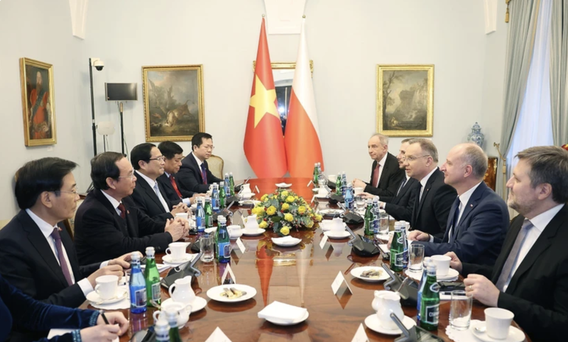 El primer ministro vietnamita, Pham Minh Chinh, dialoga con el presidente polaco, Andrzej Duda. (Foto: VNA)