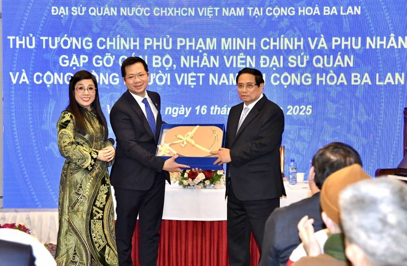 El primer ministro Pham Minh Chính y su esposa entrega obsequio la Embajada de Hanói en Varsovia. (Foto: Nhan Dan)