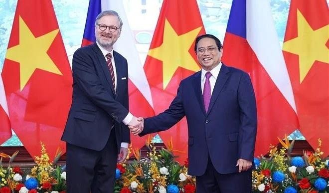 El primer ministro Pham Minh Chinh y su homólogo checo Petr Fiala. (Foto: VNA)