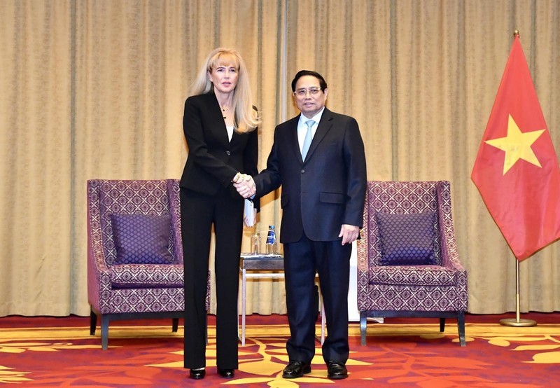 El primer ministro de Vietnam, Pham Minh Chinh (derecha) y la presidenta del grupo Adamed, Malgorzata Adamkiewicz (Foto: VNA)