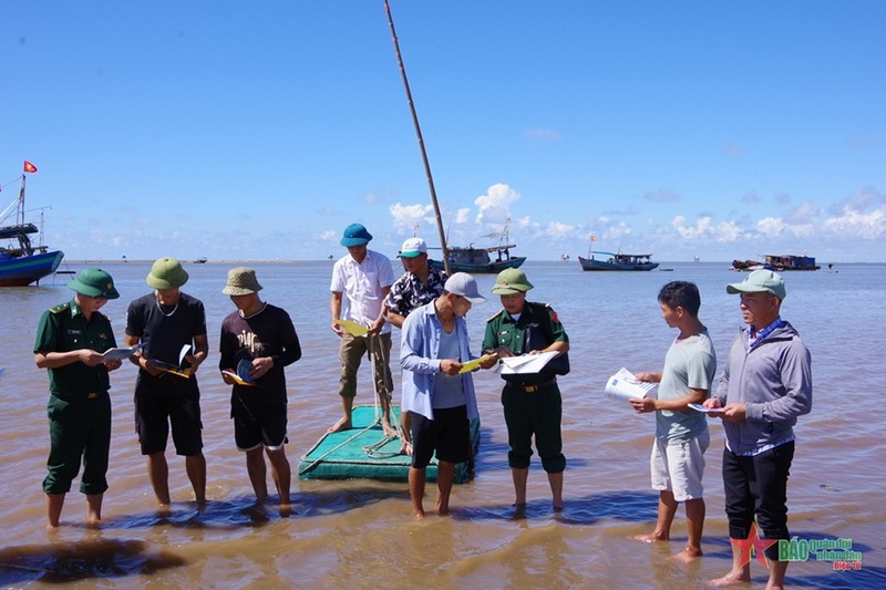 Guardias fronterizos ayudan a mejorar conciencia de pescadores sobre lucha contra pesca ilegal (Foto: qdnd.vn)