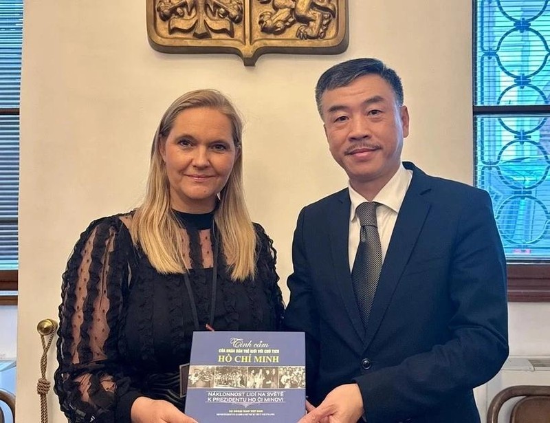 La presidenta del Grupo de Parlamentarios de Amistad República Checa – Vietnam, Petra Quittova, y el embajador vietnamita Duong Hoai Nam. (Foto: VNA)