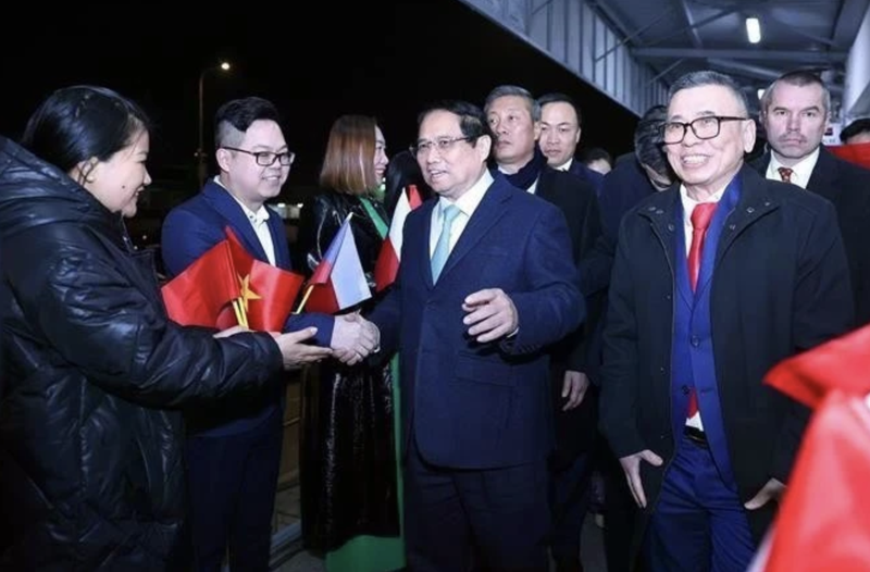 El primer ministro Pham Minh Chinh y empresarios vietnamitas en el Centro Comercial Sapa en la República Checa (Foto: VNA)