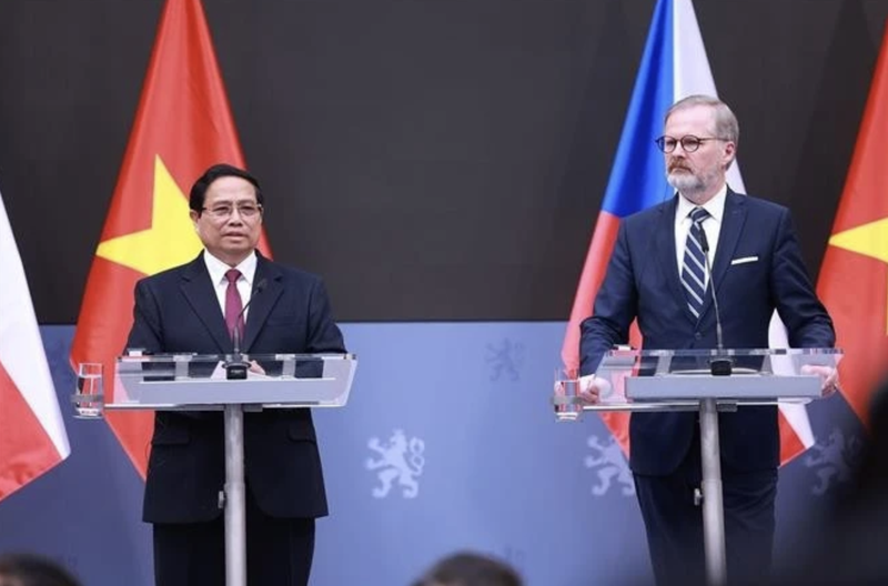 El primer ministro de Vietnam, Pham Minh Chinh, y su homólogo checo, Petr Fiala, informan de los resultados de sus conversaciones en una rueda de prensa conjunta. (Foto: VNA)