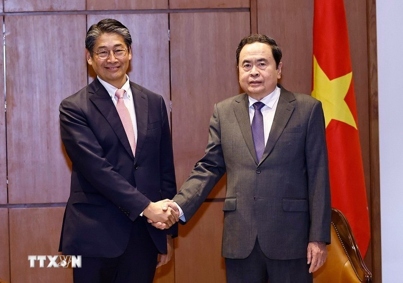 El presidente de la Asamblea Nacional de Vietnam, Tran Thanh Man, recibe al embajador japonés en el Hanói, Ito Naoki. (Foto: VNA)