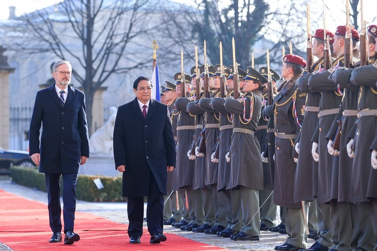 El primer ministro vietnamita, Pham Minh Chinh, y su homólogo checo, Petr Fiala, pasan revista a la guardia de honor (Foto: VGP)