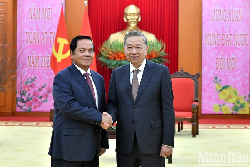 El secretario general del PCV, To Lam (derecha), recibe a Ouch Borith, miembro del Comité Permanente del PCC y primer vicepresidente del Senado de Camboya. (Foto: Nhan Dan)