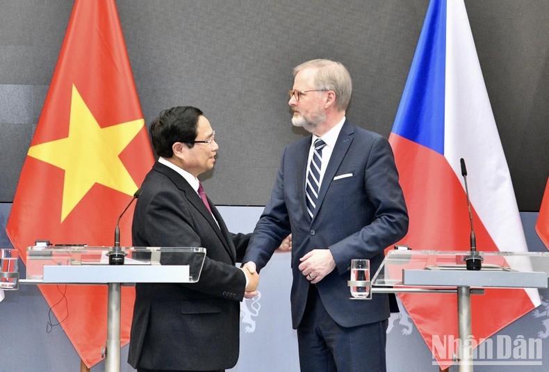 El primer ministro vietnamita, Pham Minh Chinh, y su homólogo checo, Petr Fiala, se reúnen con la prensa para anunicar los resultados de sus conversaciones. (Foto: Nhan Dan)