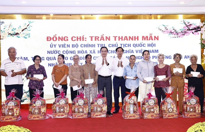 El presidente de la Asamblea Nacional de Vietnam, Tran Thanh Man, obsequia regalos a los beneficiarios de las políticas sociales y los hogares pobres en la ciudad sureña de Can Tho. (Foto: Nhan Dan)