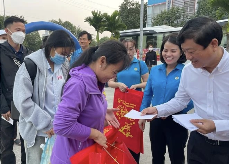 El presidente del Comité Popular provincial de Binh Duong entrega obsequios a los trabajadores que regresan a casa para el Tet (Foto: VNA)