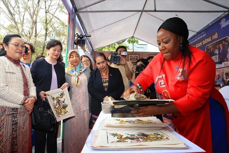 Embajadoras y representantes de organizaciones internacionales en Vietnam aprenden sobre el arte de las pinturas folklóricas de Dong Ho en la aldea de Dong Ky, ciudad de Tu Son, provincia de Bac Ninh. (Foto: VNA)