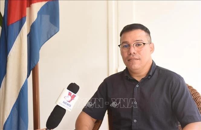 Doctor Ruvislei González Saez, investigador principal del Centro de Estudios de Política Internacional de Cuba en la entrevista. (Foto: VNA)