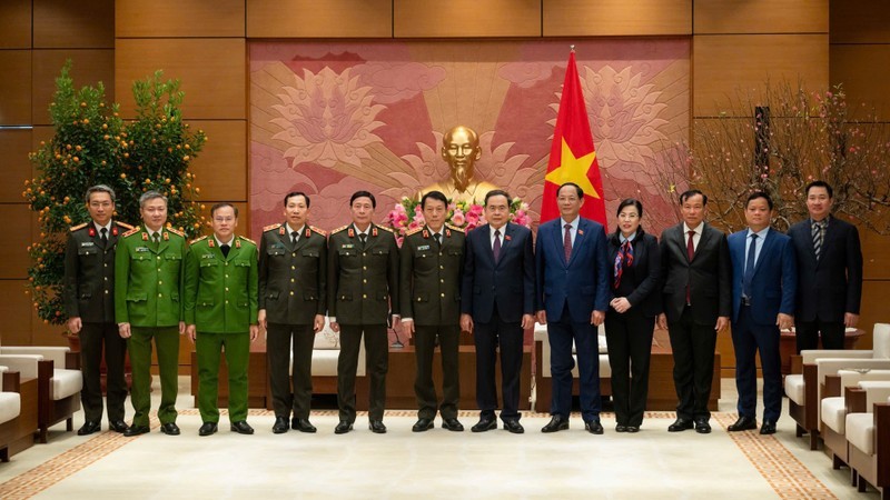 El presidente de la Asamblea Nacional, Tran Thanh Man y funcionarios del Ministerio de Seguridad Pública en el evento (Foto: Nhan Dan)