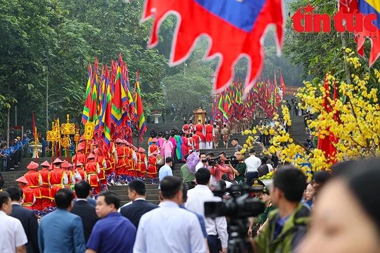 Una gran cantidad de personas y turistas de todo el país acudieron al Templo Hung (ciudad Viet Tri, provincia de Phu Tho) para rendir homenaje a los Reyes Hung, el 18 de abril de 2024. Foto de archivo: Periódico Tin Tuc