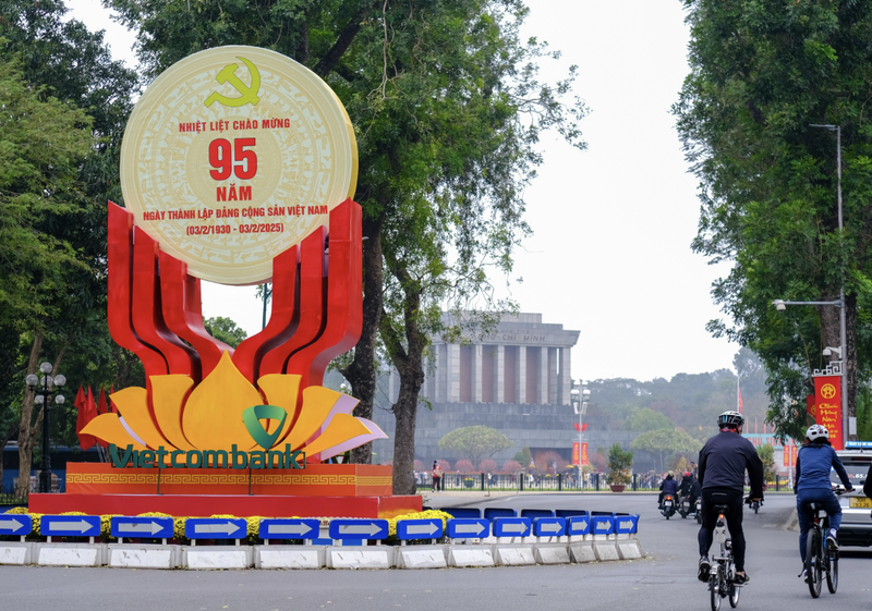 Paneles por el 95 aniversario del fundación del Partido Comunista de Vietnam en la calle de Hanói (Foto: hanoi.gov.vn)