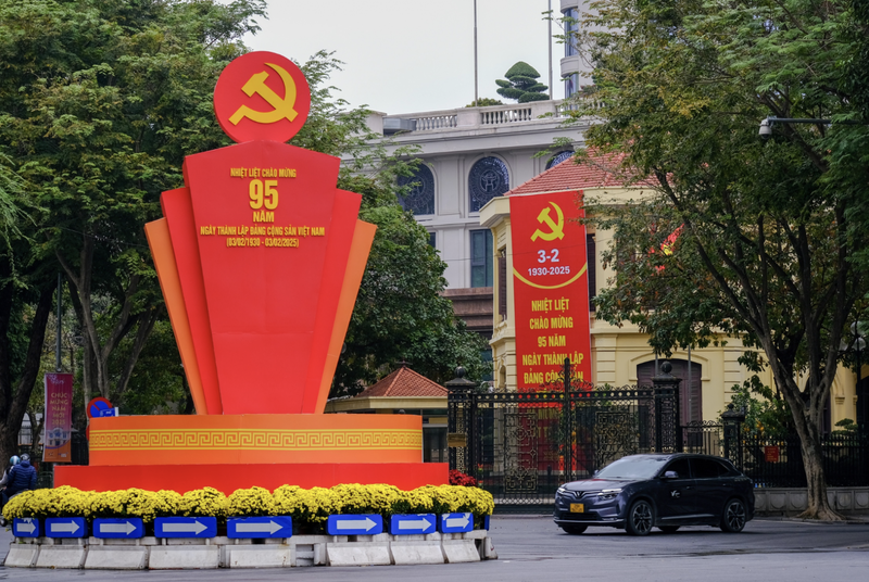 Pancartas y carteles por el 95 aniversario de la fundación del Partido Comunista de Vietnam frente a la sede del Comité del Partido en Hanói. (Foto: hanoi.gov.vn)