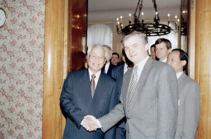 El primer ministro polaco, Włodzimierz Cimoszewicz, mantiene conversaciones con su par vietnamita Vo Van Kiet durante una visita oficial a Varsovia en 1997.